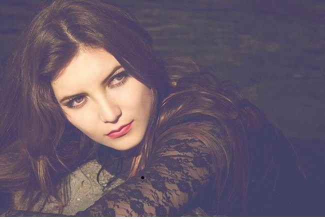 Ketika menunggu untuk mengisi bahan bakar, Are melangkah keluar dari mobil dan melepas mantelnya hingga mengejutkan pengendara lain. Wanita asal Meksiko ini pun mengaku merasa lega setelah berpose tanpa busana untuk menunjukkan aksi protesnya terhadap kekerasan dialami wanita yang kini menurutnya dianggap normal. Foto: dok. Instagram (@soyarerojas)