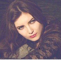 Ketika menunggu untuk mengisi bahan bakar, Are melangkah keluar dari mobil dan melepas mantelnya hingga mengejutkan pengendara lain. Wanita asal Meksiko ini pun mengaku merasa lega setelah berpose tanpa busana untuk menunjukkan aksi protesnya terhadap kekerasan dialami wanita yang kini menurutnya dianggap normal. Foto: dok. Instagram (@soyarerojas)