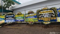 Karangan bunga dikirim oleh sejumlah tokoh nasional seperti mantan Gubernur DKI Jakarta Basuki Tjahaja Purnama (Ahok) dan Menteri Perdagangan Enggartiasto Lukita.
