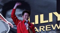 Liliyana menyampaikan salam perpisahan di hadapan suporter.