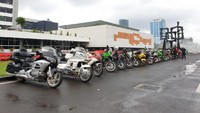 Banyak para anggota klub motor yang memasuki area parkir dan lapangan belakang Gedung DPR RI. Foto: Luthfi Anshori