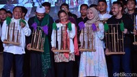 Rini Soemarno ikut memainkan angklung saat pembukaan Islamic Nexgen Fest 2019.