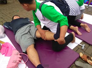 Nikmatnya! Habis Gowes Dapat Layanan Gratis Fisioterapi on The Street