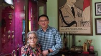 Ahok mengunjungi istri mantan Kapolri Hoegeng Imam Santoso ditemani ibunya, Buniarti Ningsih. (Foto: Dok. Twitter @basuki_btp)