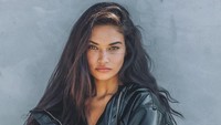 Bajunya juga senada ya berfoto dengan latar sabut kelapa. Tetap cantik kan? (shaninamshaik/Instagram)