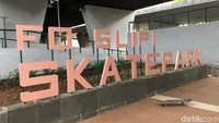 Pemkot Jakarta Pusat membangun taman yang juga sarana skateboard di kolong jembatan layang Slipi, Jakarta Pusat. Adapun taman tersebut diberi nama FO Slipi Skatepark.  Foto: Ayunda/detikHealth