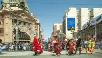 Selain itu, gamelan beleganjur ikut mengiringi semaraknya kontingen Indonesia dalam parade di tengah Kota Melbourne. (dok KJRI Melbourne)