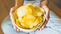 Alih-alih beli keripik kentang kemasan yang tinggi sodium, bikin sendiri camilan gurih berbahan sayuran seperti wortel, kale, bengkuang, kentang, dan buah bit. Cara membuatnya sangat mudah, iris tipis bahan yang akan dibuat keripik, lalu panggang sampai bertekstur renyah. Untuk rasa tambahkan herba dan rempah sebagai pengganti garam. Foto: shutterstock