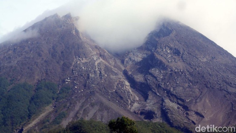 Gunung Merapi Gugurkan Awan Panas Malam Ini Gunung Merapi Gugurkan Awan Panas Malam Ini