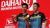 Kevin dan Marcus menunjukkan medali yang diraihnya di Indonesia Masters.