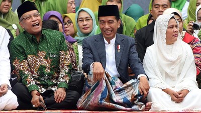 Berkopiah dan Sarung, Potret Jokowi di Harlah ke-73 Muslimat NU