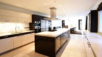Harga tersebut dia jual lebih rendah 645 ribu poundsterling dari yang dia beli waktu 2009. Dailymail/Benson Bunch Estate.