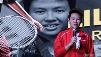 Dia menangis saat pamitan di hadapan suporter.