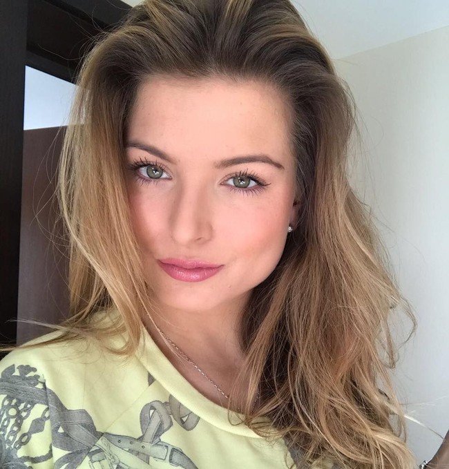 Setelah skandal tersebut, Zara mengaku menyesal atas perbuatannya. Itu terjadi begitu saja, itu seperti bukan aku. Seharusnya aku langsung tidur saja, ucap penyesalannya.  Foto: dok. Instagram