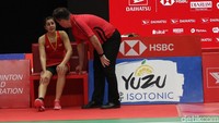 Marin tampak kesakitan sambil memegangi lututnya.