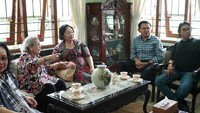 Hari ini bersama mama saya mengunjungi Ibu Merry Hoegeng yang merupakan istri dari almarhum Hoegeng Imam Santoso, mantan Kapolri 1968-1971, tulis Ahok seperti dilihat detikcom, Minggu (27/1). (Foto: Dok. Twitter @basuki_btp)