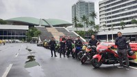 Jika pada hari-hari biasa mereka barangkali sulit memasuki area gedung DPR/MPR RI, khusus akhir pekan kemarin mereka bisa merasakan untuk pertama kalinya menginjak halaman gedung rakyat yang berbentuk mirip kura-kura itu. Foto: Luthfi Anshori