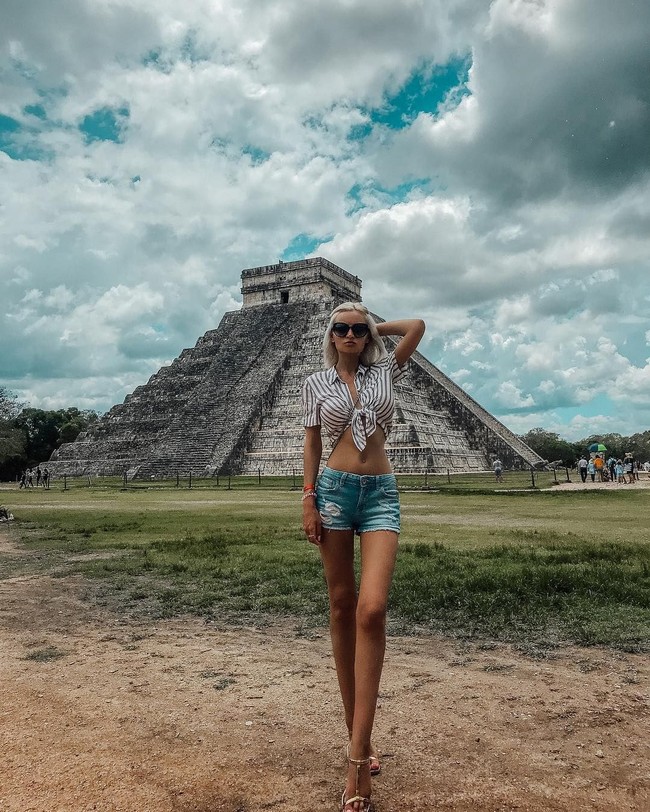 Julia pun membalas komentar netizen tersebut. Anoreksia adalah masalah psikologis jadi itu hanya terkait psikologis. Aku tidak menghukum diriku dengan makanan, aku tidak kelaparan, dan aku tidak jatuh pingsan. Kesehatanku juga baik. Jadi komentar-komentar dari orang yang bukan dokter ini tidak mengawatirkanku, tuturnya. Foto: Dok. Instagram @pink_huink