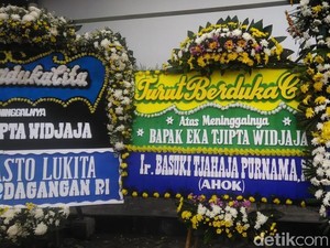 Ahok dan Anies Kirim karangan Bunga ke Rumah Duka Eka Tjipta