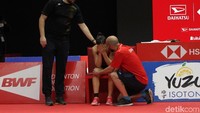 Pemilik tiga gelar juara dunia itu tak mampu melanjutkan laga.