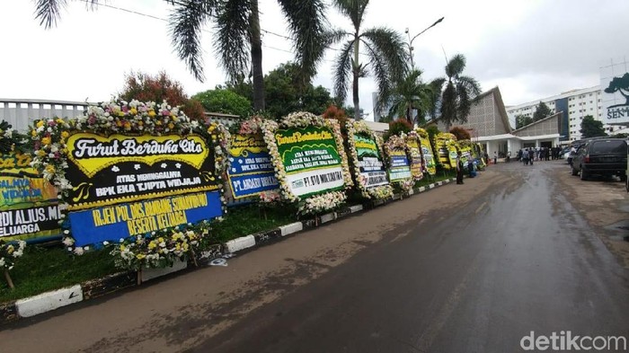 Ratusan Karangan  Bunga  Berjejer di  Rumah Duka  Eka Tjipta 