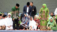 Dalam acara ini, Jokowi mengenakan kemeja yang dibalut jas hitam dan mengenakan sarung. Sementara Iriana mengenakan baju putih dan kerudung putih.