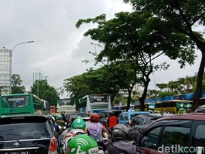 Peserta Harlah Ke-73 Muslimat NU Bubar, Lalin Sekitar GBK Macet