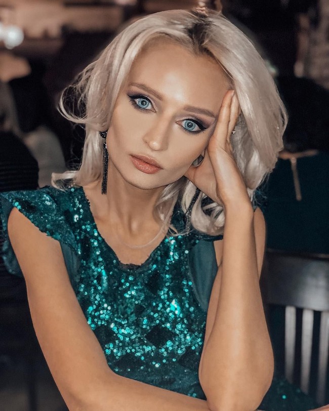 Julia mengaku kalau ia tidak melakukan operasi plastik pada wajahnya. Wanita berambut pirang tersebut juga tidak menggunakan lensa kontak dalam kesehariannya. Warna matanya yang indah diakuinya alami. Ia pun mengklaim kalau dirinya juga tidak terlalu bermain dengan riasan wajah. Foto: Dok. Instagram @pink_huink