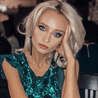 Julia mengaku kalau ia tidak melakukan operasi plastik pada wajahnya. Wanita berambut pirang tersebut juga tidak menggunakan lensa kontak dalam kesehariannya. Warna matanya yang indah diakuinya alami. Ia pun mengklaim kalau dirinya juga tidak terlalu bermain dengan riasan wajah. Foto: Dok. Instagram @pink_huink