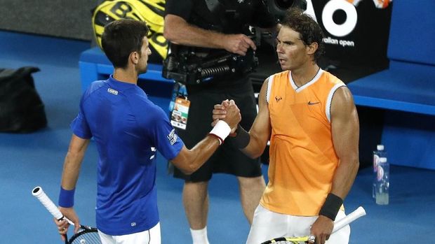 Novak Djokovic bersalaman dengan Rafael Nadal usai final Australia Terbuka 2019.