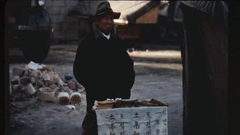 Pedagang kaki lima marak di mana-mana. Foto: Vintages