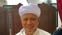 Ustaz Arifin Ilham pertama kali mengaku didiagnosa dengan kanker darah jenis kelenjar getah bening pada Januari 2019 lalu. Arifin sempat dirawat di Malaysia dan kabar terakhir menyebut ia sudah kembali ke Indonesia dengan kondisi lebih baik. (Foto: dok. Facebook)