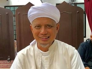 Kondisi Semakin Baik, Ustaz Arifin Ilham Menangis Para Santri Cium Tangannya