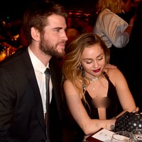 Duduk bersama, sejoli ini pun tak ragu untuk memamerkan kemesraan mereka. Liam sesekali merangkul penyanyi 26 tahun itu. (Foto: Getty Images)