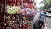 Menyambut tahun babi tanah, beragam pernak-pernik yang dijual pun memiliki bentuk dan gambar dari hewan berkaki empat tersebut. Mulai dari hiasan rumah, angpao hingga pakaian bergambar babi.