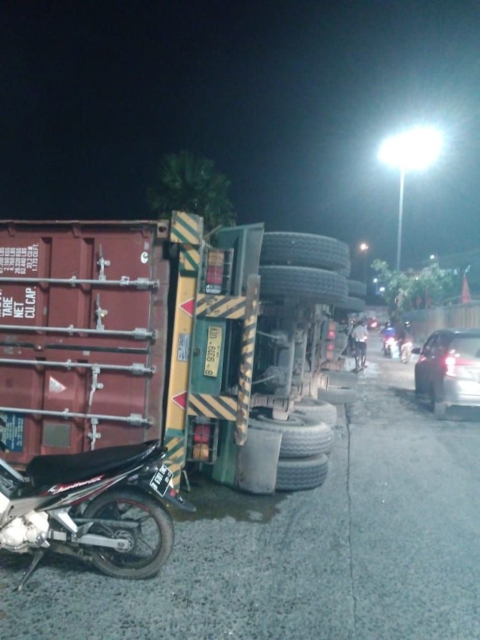 Truk Kontainer Terguling di Tanjung Priok