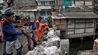 Karung-karung pasir itu akan ditempatkan petugas di bibir pantai untuk menahan air agar tak menggenangi pemukiman warga.