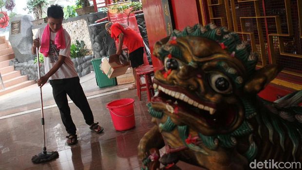 Pekerja melakukan bersih-bersih di lingkungan Vihara Amurva Bhumi di Jakarta, Senin (28/1/2019). Kegiatan ini untuk menyambut Tahun Baru Imlek 2019.