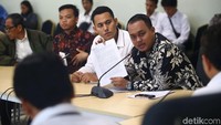 Menurut kuasa hukum First Travel, Riesqi Rahmadiansyah, pada Agustus 2017, sudah ada perjanjian antara Kemenag, First Travel dan OJK yang meminta First Travel memberangkatkan jemaah pada November 2017. 