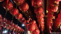 Puluhan lampion berwarna merah juga sudah dipasang di setiap sudut klenteng.