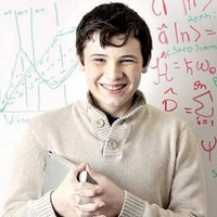 Jacob Barnett: IQ 170. Saat usia dua tahun, Jacob Barnett didiagnosa menderita autisme. Dokter memperkirakan ia tidak akan pernah belajar mengikat tali sepatunya sendiri. Nyatanya, ia justru bisa mengenakan pakaiannya sendiri. Bahkan anak jenius asal Amerika itu berhasil menyelesaikan kelas 6 sampai kelas 12 hanya dalam kurun waktu satu tahun, melanjutkan perguruan tinggi pada usia 10 tahun, dan dinobatkan sebagai fisikawan saat usia 13 tahun. Kini di usia 19 tahun, Barnett sedang berusaha meraih gelar PhD. Foto: Istimewa