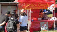 Kalau mau makanan halal ada lho! Ada gerai bernama Chicken Couple yang menyediakan menu makanan Vietnam dengan ayam yang halal. Tanda Halal dipasang di spanduk mereka (Fitraya/detikTravel)