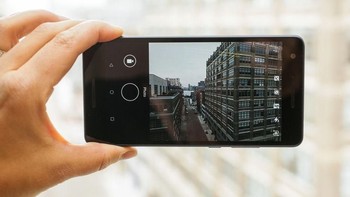 Kamera utamanya 8 megapixel ditambah kamera depan 5 megapixel. Foto: Android Central