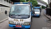 Kawasan trotoar Tanah Abang memang tak diperuntukkan untuk berjualan para PKL. Oleh karena itu, petugas Satpol PP terus menghimbau para pedagang untuk tidak berjualan di atas trotoar.