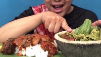 Pria yang menyebut dirinya Aa ini sukses menarik perhatian lewat aksi makan yang tak biasa. Saat makan, Aa selalu hadir dengan atribut khas Sunda. Foto: instagram @cpyrslm