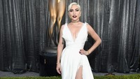 Dari riasan, Lady Gaga tampil mencolok dengan lipstik merah tua tebal. Foto: Rodin Eckenroth/Getty Images