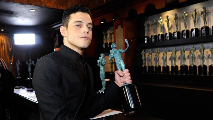 LOS ANGELES, CALIFORNIA - JANUARY 27: Rami Malek, winner of Outstanding Performance by a Male Actor in a Leading Role for Bohemian Rhapsody, poses in the press room at the 25th annual Screen ActorsÂ Guild Awards at The Shrine Auditorium on January 27, 2019 in Los Angeles, California. (Photo by Sarah Morris/Getty Images)