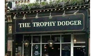 Fans Tottenham bisa minum di kafe Trophy Dodger (pengelak trofi) ini. Foto: istimewa