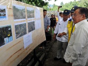 Momen Wapres JK Tinjau Lokasi Banjir di Sulawesi Selatan