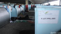 Lokasi kios justru digunakan oleh para pekerja bangunan untuk beristirahat.